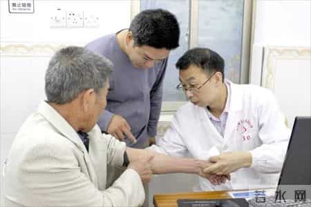 老年人皮肤瘙痒，记住这个乳膏，治疗皮炎、瘙痒症，丘疹性荨麻疹