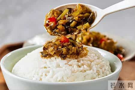 咸菜立大功？医生调查发现：高血脂患者吃咸菜时，要多注意这几点