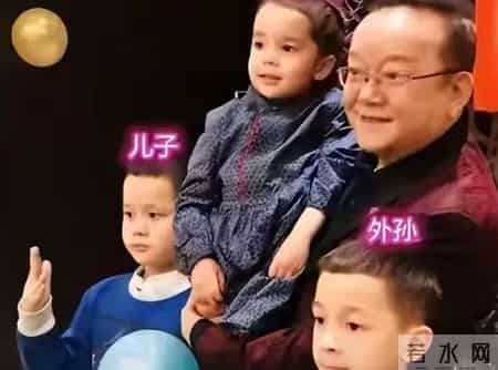 为真爱买单！77岁王刚垂垂老矣，小20岁妻子每天还要照顾三位老人