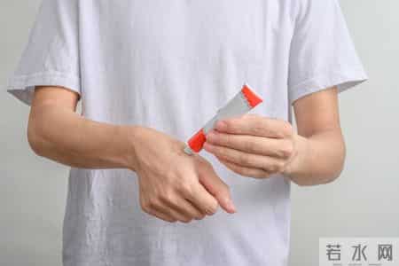 老年人皮肤瘙痒，记住这个乳膏，治疗皮炎、瘙痒症，丘疹性荨麻疹