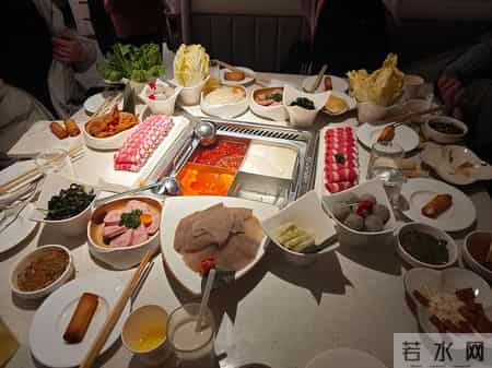 不止恶心！海底捞事件撕开"巨婴式育儿"遮羞布网友，缺的是家教