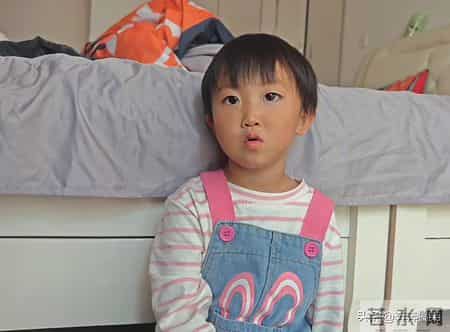 微光如炬：两岁小满儿的家庭箴言，温柔戳中万千父母心